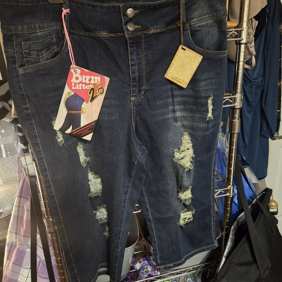 Hybrid & Company Women's Butt Lift V2 Comfy Stretch Denim Capri Bermuda Shorts - Picture 2 of 2